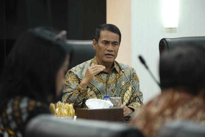 Mentan Amran Tegas Blacklist dan Cabut Izin 4 Perusahaan Pemalsu Pupuk untuk  Lindungi Petani