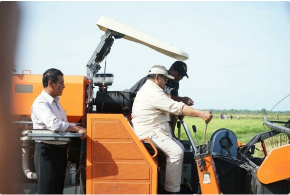 Presiden Prabowo Didampingi Mentan Amran dalam Kunjungan Kerja Perdana ke Lahan Pertanian Merauke