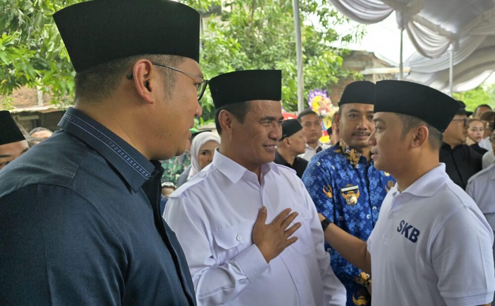 Mentan Amran dan Wamen Sudaryono Bersama Melayat Ayahanda Mensesneg di Ngawi