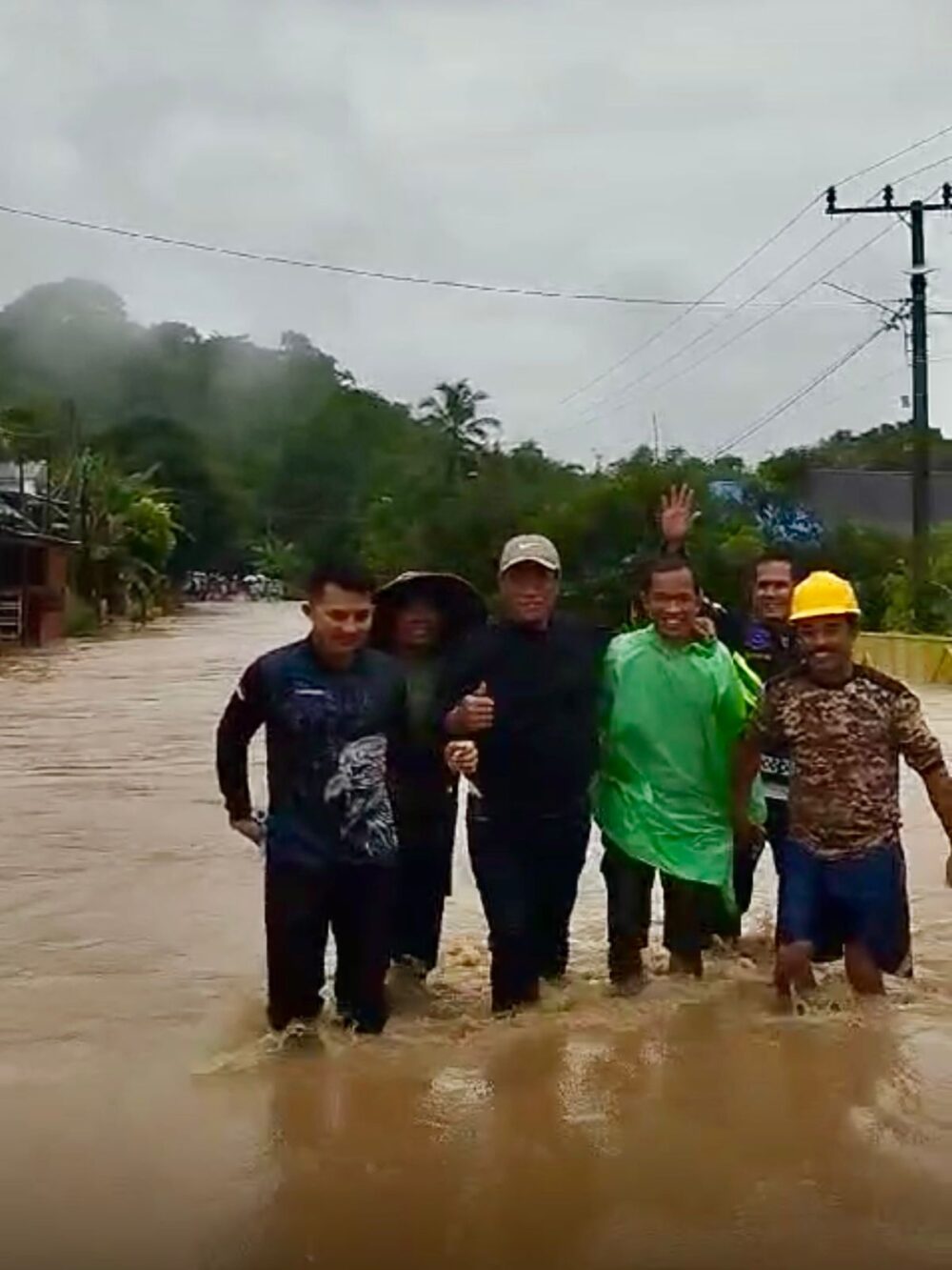 Cuaca Ekstrem, Mentan Terobos Banjir dan Longsor setelah Pantau Langsung Kondisi Pertanian pada Musim Hujan di Sulawesi