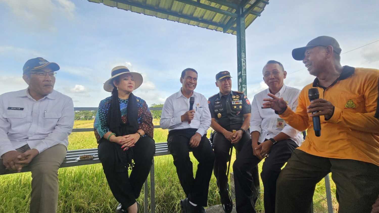 Ketua Komisi IV DPR Titiek Soeharto dan Mentan Andi Amran Sulaiman saat meninjau panen raya di Kabupaten Bantul, Rabu (15/1/ 2025). Foto: Humas Ditjen Tanaman Pangan.