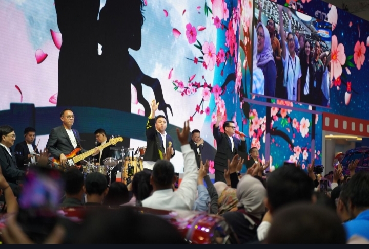 Seru! Deretan Artis Ramaikan Booth Peserta GIIAS 2025