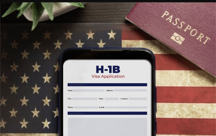 Trump akan Kenakan $100.000 per Tahun untuk Pekerja Asing Pemegang Visa H-1B