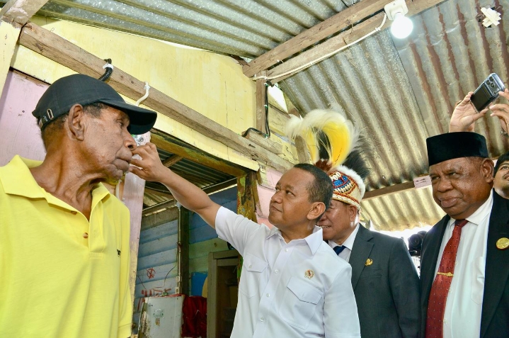 Menteri Bahlil Salurkan 100 Penerima Program BPBL Pemerintah di Fakfak