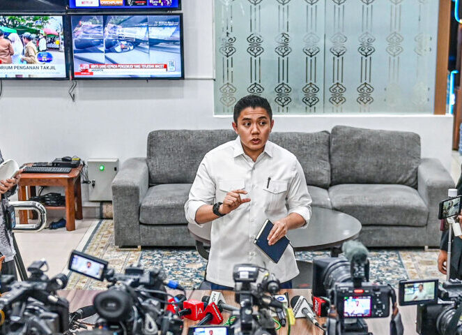 Seskab Teddy Bantah Anggaran Pendidikan Dikurangi karena MBG