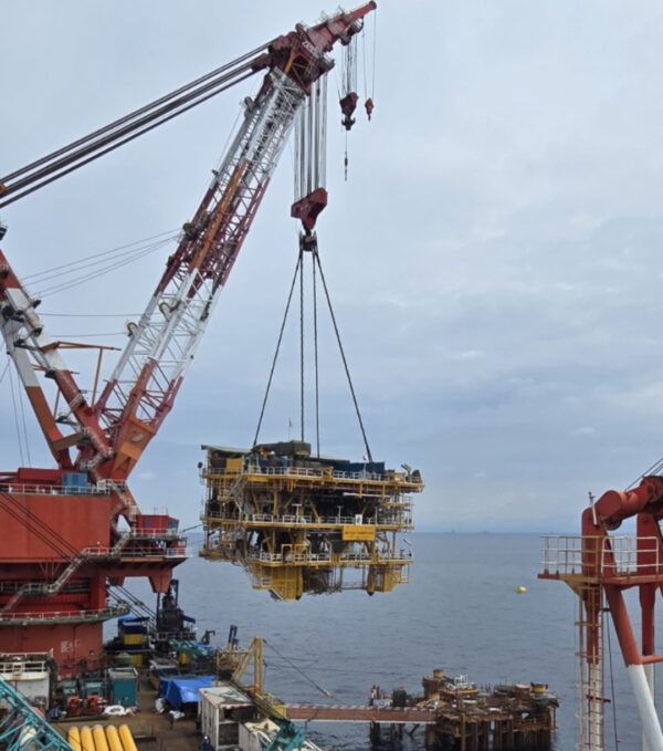 PHM Selesaikan Pemasangan Jacket dan Topside Platform Offshore Manpatu Berbobot 1000 Ton