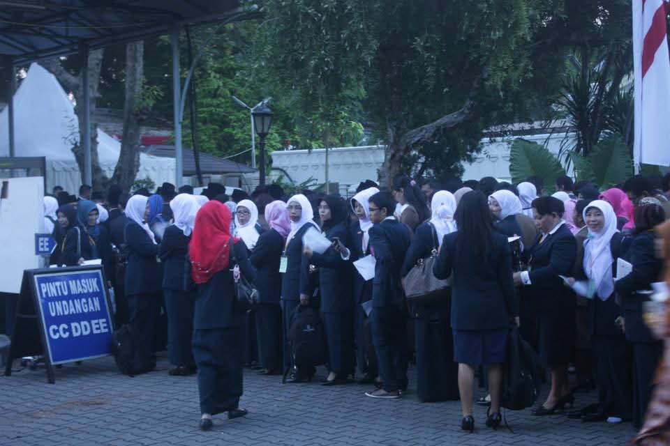 Jelang Peringatan HUT ke-81 RI di Istana, Warga Antre sejak Dini Hari